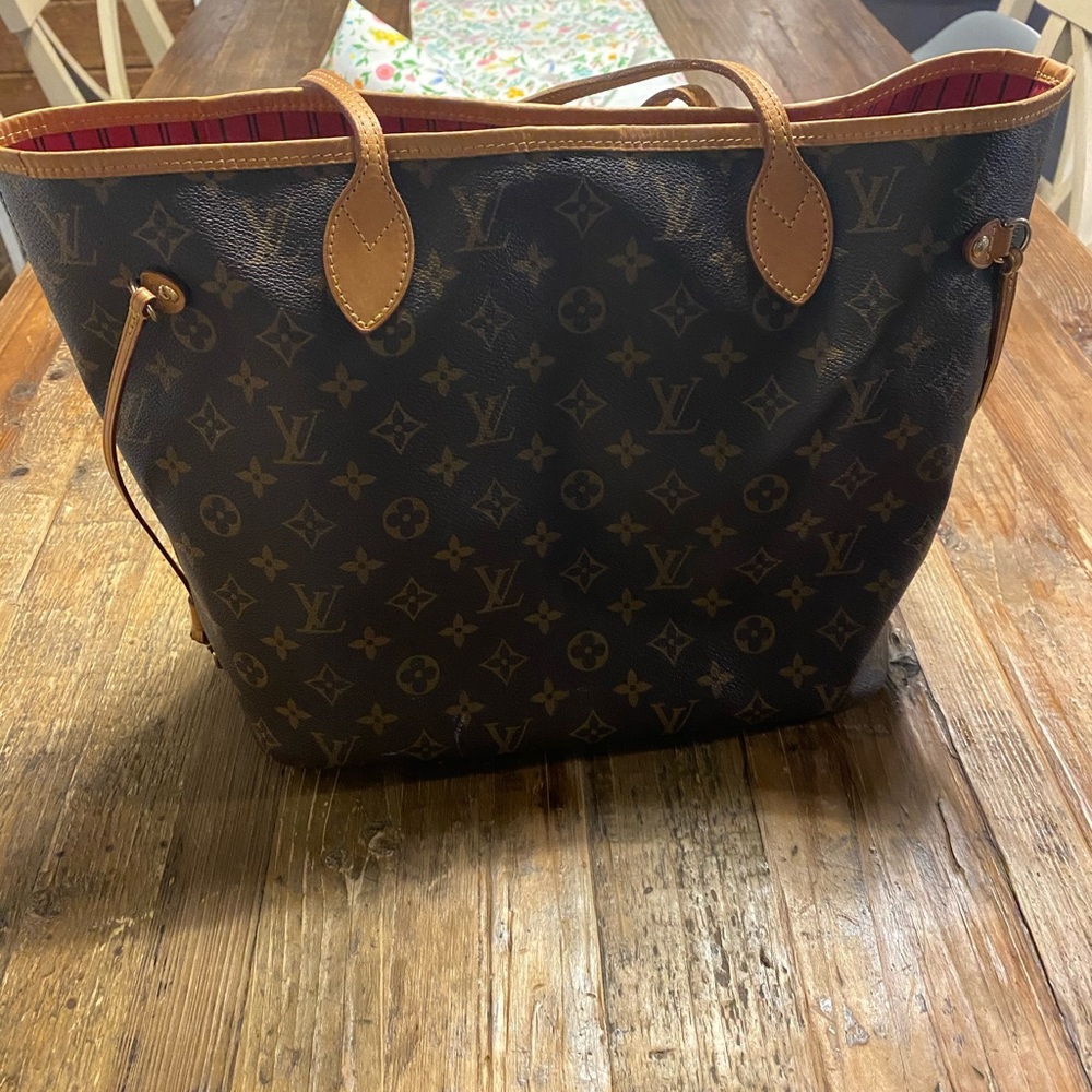 Louis Vuitton never full bag